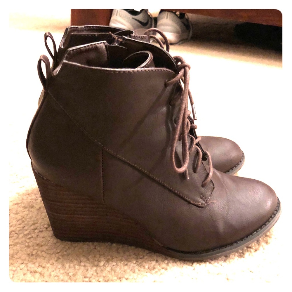 Diba brown lace up boots. Size 7.5